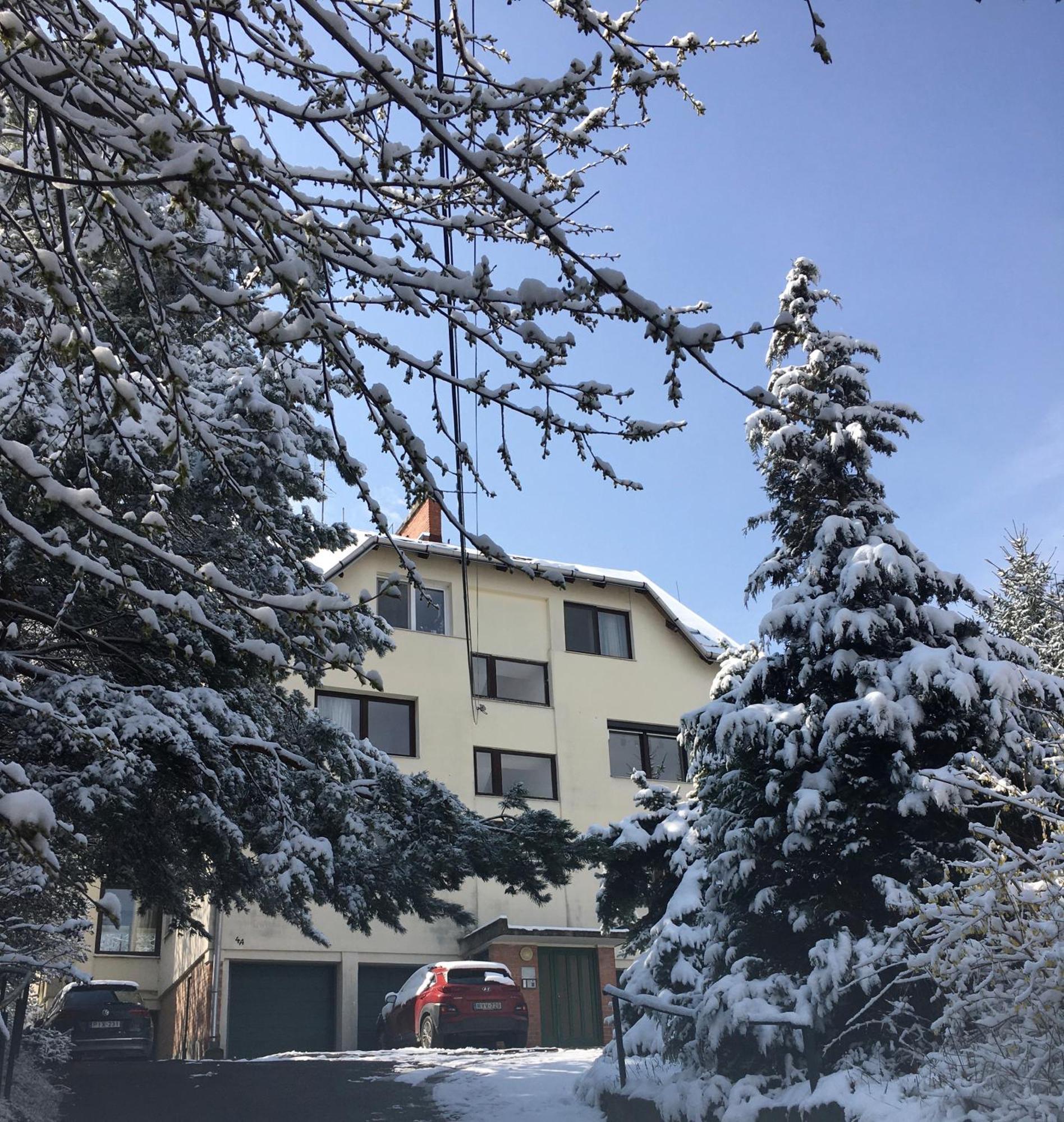 Romantic Two Bedroom Apartments In The Hills Of Budapest With Private Parking Exterior photo